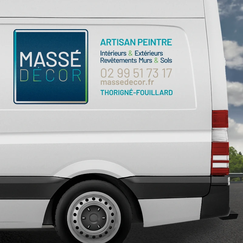 Mockup du flanc d'une camionnette blanche affichant le logo et l'identité visuelle de Massé Décor, artisan peintre à Thorigné-Fouillard
