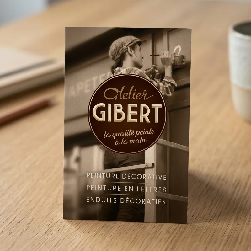 Carte de visite pour l'Atelier Gibert, peinture décorative, avec un visuel de peintre en lettres au travail