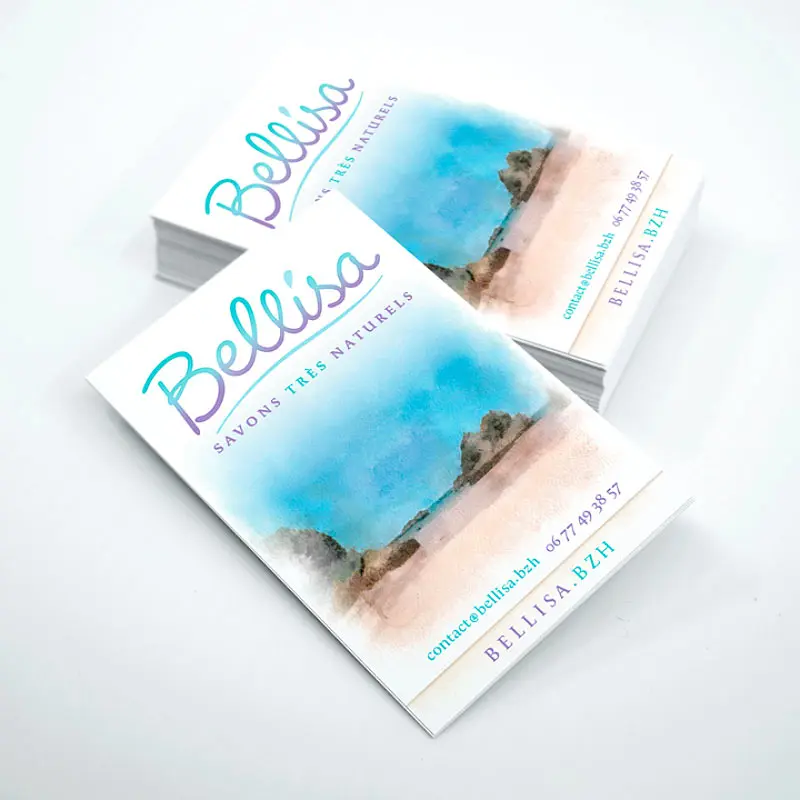 Cartes de visite pour Bellisa, savons très naturels, illustrées d'un paysage côtier aux tons bleus et sable