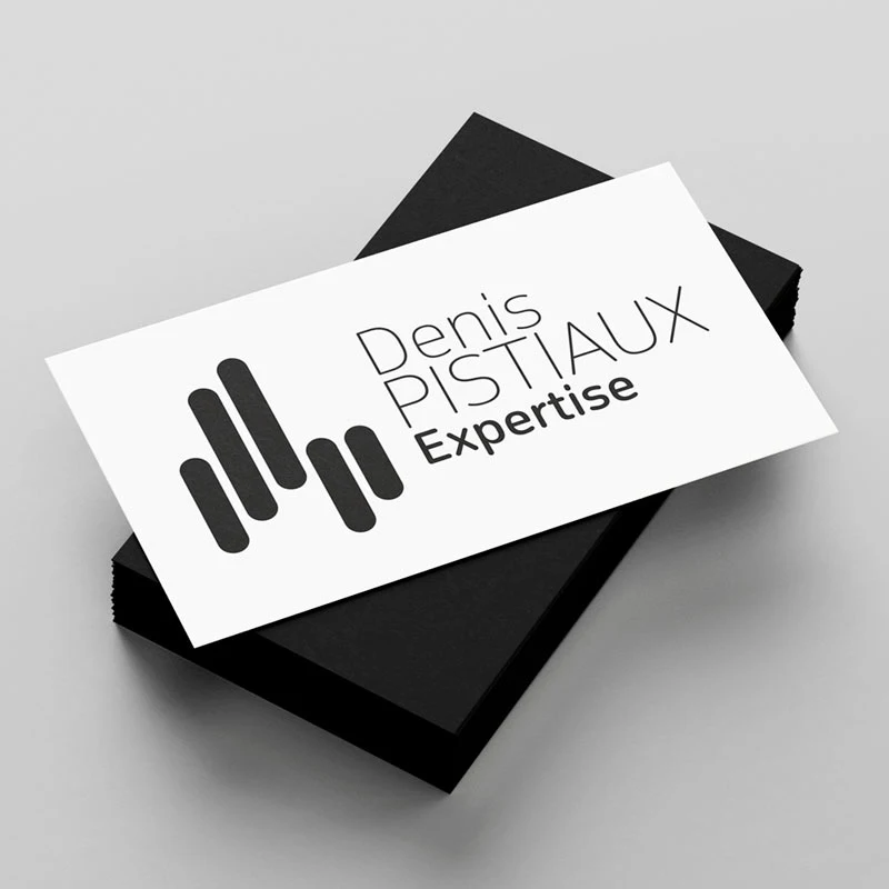 Carte de visite en noir et blanc pour Denis Pistiaux Expertise avec un logo graphique composé de barres verticales