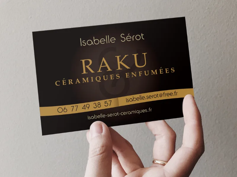 Carte de visite noire et dorée tenue à la main pour Raku céramiques enfumées