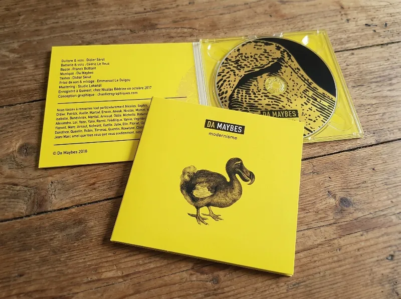 Pochette et boîtier ouvert du CD Digipack jaune du groupe Da Maybes avec une illustration de dodo