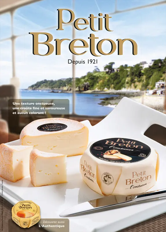 Annonce publicitaire pour le fromage Petit Breton avec paysage côtier et portions de fromage au premier plan